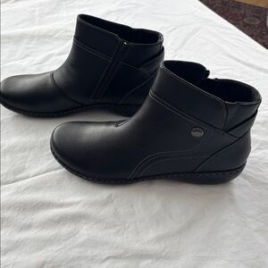 Clark’s Ashland Mabel Leather Ankle Boots, Womens Size 10, Black